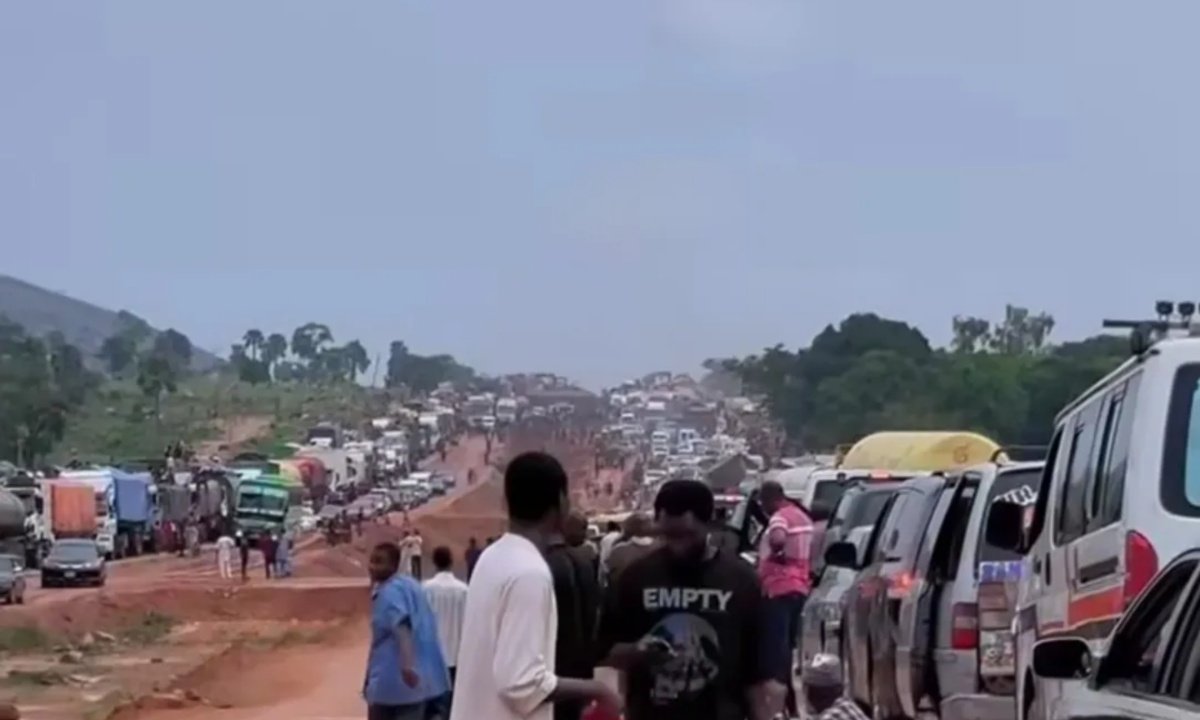 thecableng's tweet photo. Bedlam as gridlock traps travellers on Abuja-Kano highway

Snarling traffic caused by ongoing rehabilitation and rainfall has frayed the nerves of thousands of commuters and motorists plying the Abuja-Kaduna-Kano highway for the Eid-el-Kabir celebrations. 

In the wake of the gridlock that has persisted all week, David Umahi, minister of works, directed contractors to immediately reopen all accessible sections.

 https://t.co/H6JXoMyF9Y