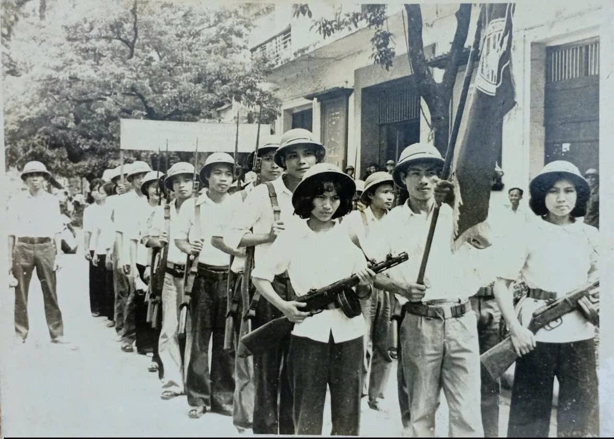 LonelyPAVN's tweet photo. North Vietnamese members of Ho Chi Minh Communist Youth Union armed with PPSh-41 and M44 Mosin Nagant in preparation for protect Hanoi, late 1960s https://t.co/KLDFPl3kfT