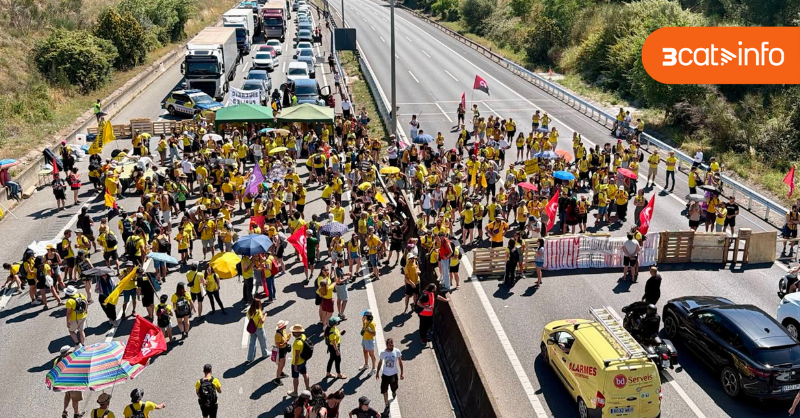 3CatInfo's tweet photo. Vaga a l'educació: els docents tallen l'AP-7 a l'altura de Granollers en els dos sentits https://t.co/mc5zVOnxWL https://t.co/06IyIa8NxZ