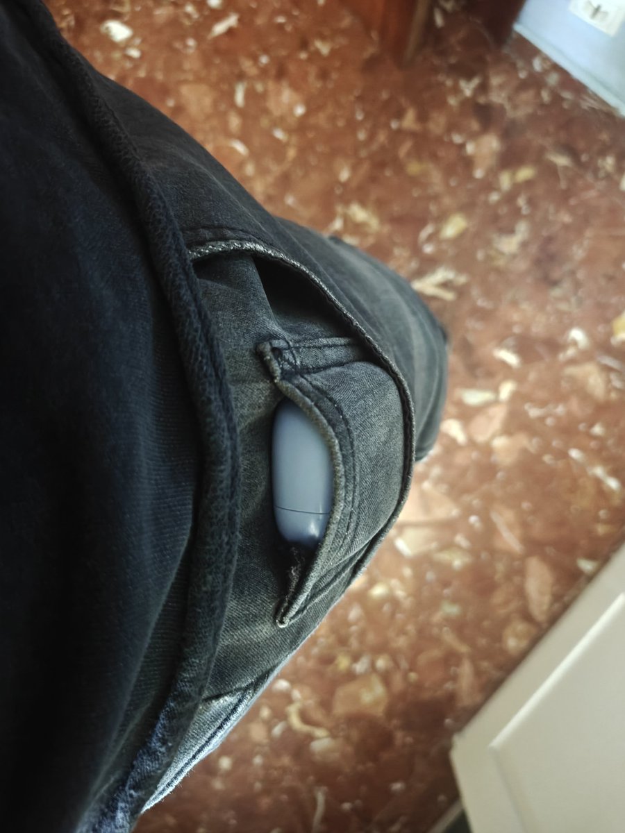 asiront's tweet photo. Acabo de descubrir la función de este bolsillo, es para guardar los cascos, no? https://t.co/QUB1Jt2G7I