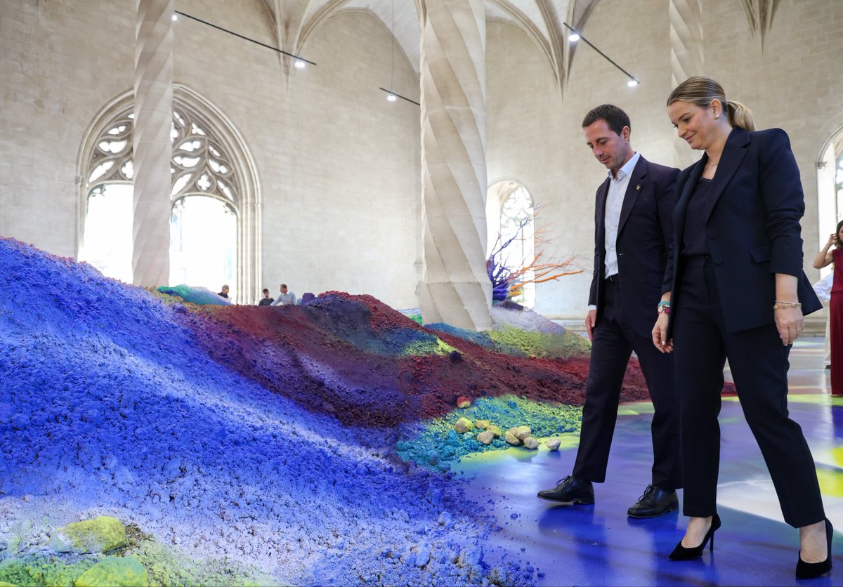 Ll_Galmes's tweet photo. A la presentació d’“Arrels”, el nou projecte de Katharina Grosse a La Llotja. 

Una proposta que transforma un espai emblemàtic del nostre patrimoni en una experiència immersiva on art, arquitectura i història dialoguen d’una manera única. https://t.co/grIJR3AMRn