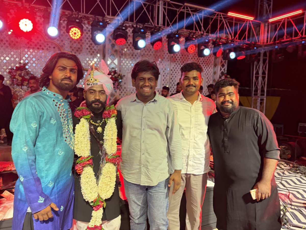 ShahnvajD's tweet photo. कल हड़वा (शिव) में इंडियन आइडल फेम एवं राजस्थान के सुप्रसिद्ध लोकगायक मोती खान भाई भूटेश खान के शुभ विवाह समारोह में शिरकत कर नवविवाहित जोड़े को दिल से मुबारकबाद पेश की।
अल्लाह तआला से दुआ है कि दोनों की जिंदगी मोहब्बत, खुशहाली, सुकून और बरकतों से हमेशा महकती रहे। 

#barmer #shiv https://t.co/ynRsZej46p