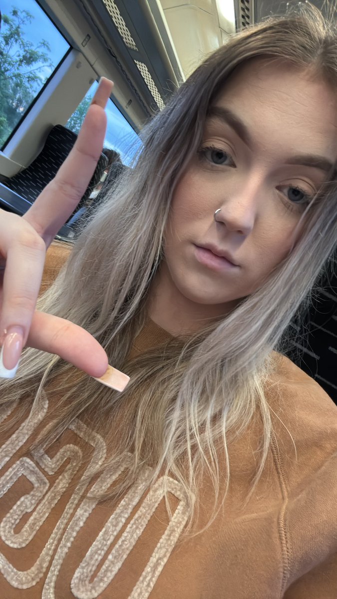 Rosie 💋 tweet media