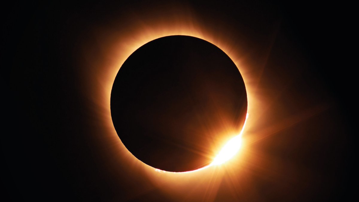 trioeclipses's tweet photo. 📊🔭 Hoy se ha celebrado el webinar de la Comisión Interministerial para el Trío de Eclipses y la @fempcomunica  dirigido a Ayuntamientos para coordinar de forma integral la preparación del próximo eclipse del 12 de agosto de 2026. 👇 https://t.co/k1Bb3aBn9a