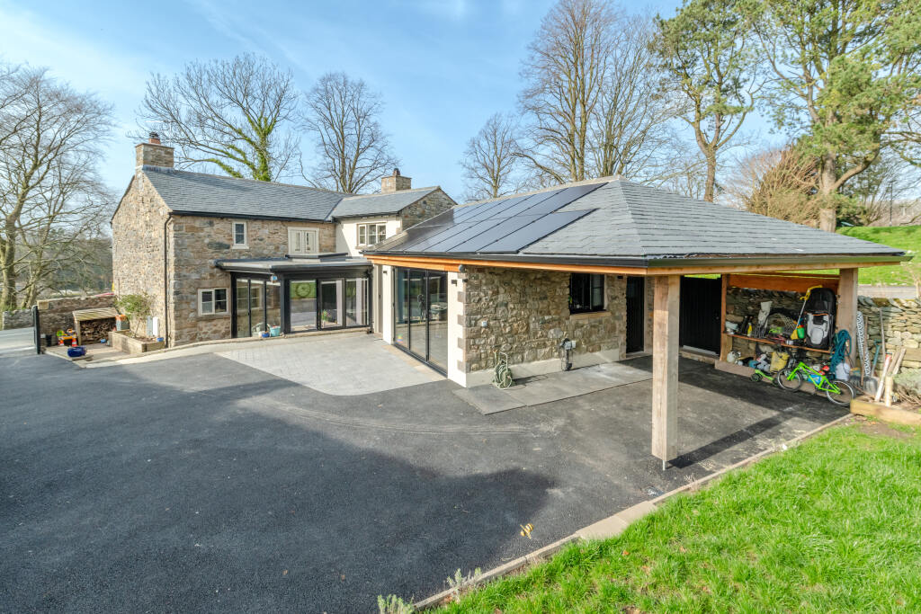 DacresYorkshire's tweet photo. Discover this exceptional family home in Ingleton 🏡

Period charm meets contemporary living in this stylish Yorkshire Dales property.

Read more 👇
https://t.co/DLQa81M14J

#Ingleton #YorkshireDales #PeriodProperty #FamilyHome #PropertySpotlight https://t.co/GNYUtksJuf