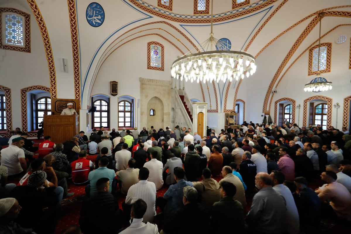 HatayValiligi's tweet photo. 🇹🇷Birlik ve Beraberlik Ruhunun Hâkim Olduğu Kurban Bayramımız Mübarek Olsun.

📌 Valimiz Mustafa MASATLI; AK Parti Genel Başkan Yardımcısı ve Milletvekilimiz Hüseyin YAYMAN, Milletvekillerimiz, İl Protokolümüz ve vatandaşlarımızla birlikte, Antakya’mızın köklü kültür mirasını bünyesinde barındıran Habib-i Neccar Camii’nde Kurban Bayramı Namazı’nı eda ettiler.

📌 Bayram namazının ardından Valimiz, vatandaşlarımızla tek tek bayramlaşarak onların bayram sevincine ortak oldu. Samimi bir atmosferde gerçekleşen bayramlaşmada, birlik, beraberlik ve kardeşlik duygularının toplum hayatındaki yerinin altı çizilirken, bayramların gönülleri yakınlaştıran ve toplumsal dayanışmayı güçlendiren müstesna zamanlar olduğu ifade edildi.

📍 Antakya / HATAY