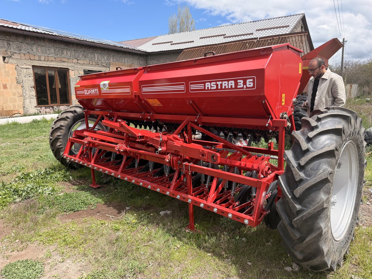 ICRC_am's tweet photo. 🚜Recently, we have donated a seed planter to Vardenis community,  Gegharkunik region.
The equipment will be used for agricultural activities carried out in Kut, Norabak, Sotk, and Jaghatsadzor border villages of Vardenis community.
#ICRC #կխմկ #economic #assistance #տնտեսական https://t.co/IQZKUPCBJz