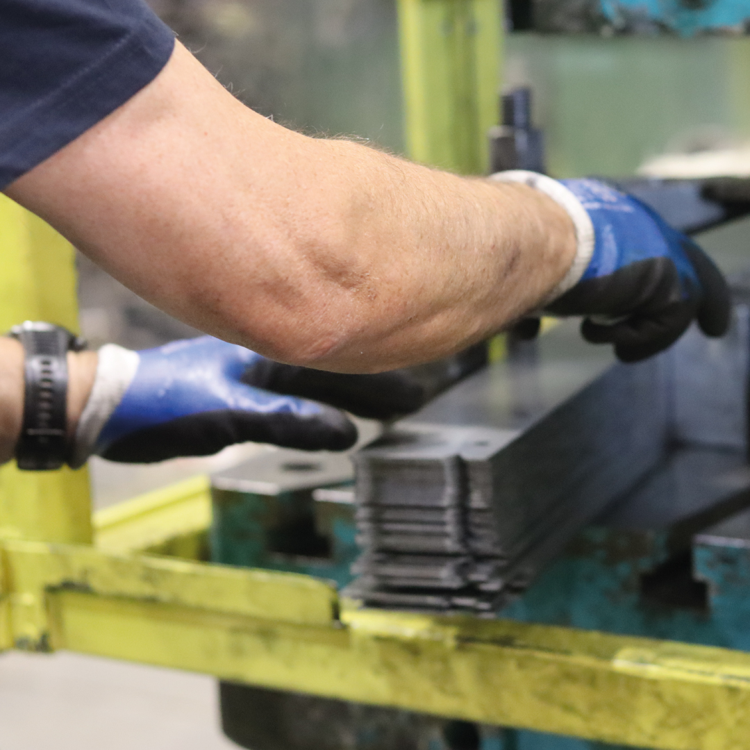 SumalSLU's tweet photo. 👷‍♂️ Manos expertas.
El rigor técnico de nuestro equipo es el verdadero motor detrás de cada solución logística que fabricamos. https://t.co/xu6vRX9Zhh