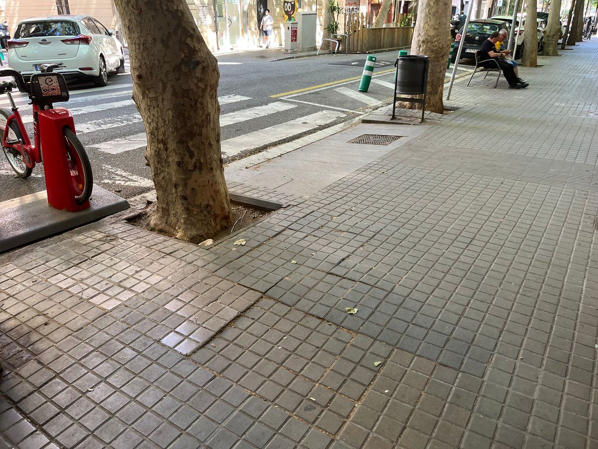 sants3radio's tweet photo. El Districte renovarà de manera integral les #voreres dels carrers #Vallespir i #Robrenyo de Sants.🏗️🚧
Al #SantsMontjuïcAlDia entrevistem gerent de @BCN_SantsMont, veïnat carrer i comerciants @eixsantscorts.

🎧Audio👉https://t.co/sfW3sRxUru
📰Notícia📸👉https://t.co/rJDV4SgU0z https://t.co/fYb2XUjfNh