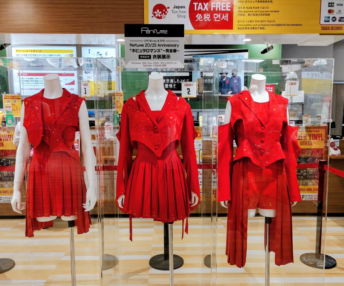 stany6101's tweet photo. タワレコ梅田へ行ってきました。キラキラした赤色のスタッツがたくさん着いている赤色の衣装。キレイでした。
#prfm #ネビュラロマンス https://t.co/1sUIDJGntc