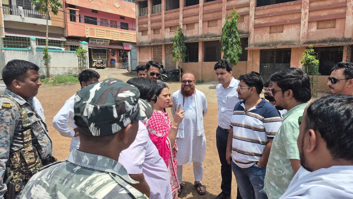 MangoNotified's tweet photo. बकरीद पर्व को ध्यान में रखते हुए माननीय महापौर महोदया द्वारा मानगो ईदगाह मैदान में साफ-सफाई एवं आवश्यक व्यवस्थाओं का निरीक्षण किया गया, ताकि पर्व शांतिपूर्ण, स्वच्छ एवं सुव्यवस्थित वातावरण में संपन्न हो सके। 🌙

#Bakrid #MangoMunicipalCorporation #CleanCity
@SudhaGuptajsr https://t.co/mj27BQxmap