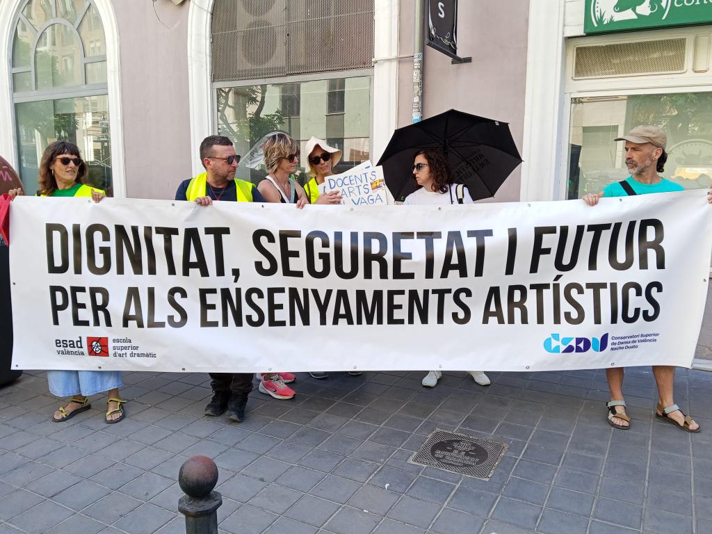 Decidim_'s tweet photo. Milers i milers de persones han omplit València en la tercera gran manifestació del sector educatiu en vaga indefinida. I arreu del País Valencià, les mobilitzacions no s’aturen. Els governs privatitzadors s’han trobat un poble unit, digne i combatiu. #Guanyarem https://t.co/J5zqd850g8