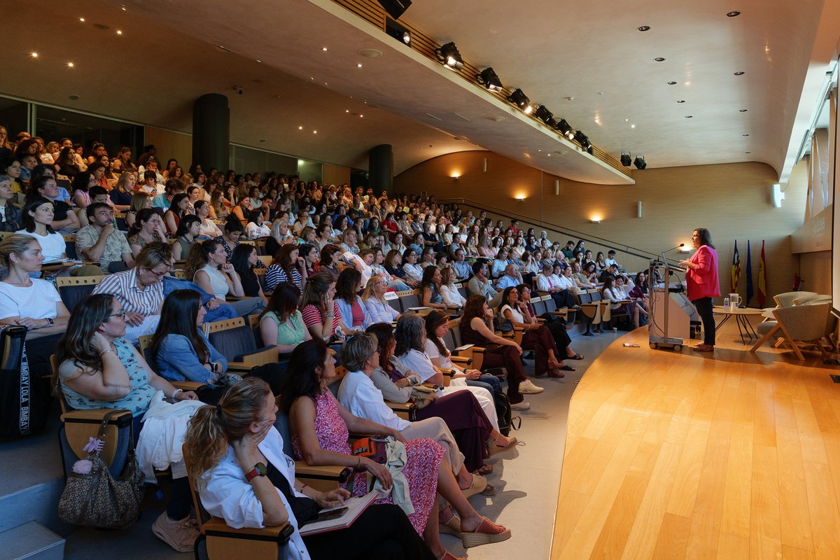 SonEspases's tweet photo. La consellera @manuelaG_Romero ha inaugurat a @SonEspases  la IV jornada «Son, pantalles i salut», centrada en l’impacte de les pantalles en el son, la salut i el desenvolupament dels infants i adolescents. Experts alerten de la necessitat d’un ús responsable. @IBSalut @SalutGOIB https://t.co/YcB4yBPZAw