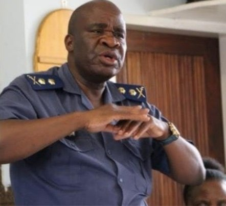 sile_siba's tweet photo. On behalf of South Africans who seeks justice for Senzo Meyiwa's family. Dear Major General Vincent Leshabane former senior SAPS officer. Thank you baba, Siyabonga Khehla, Indoda yenze njalo !!♥️🇿🇦 ✊🏽 #SenzoMeyiwaTrial https://t.co/AAyildEbDc