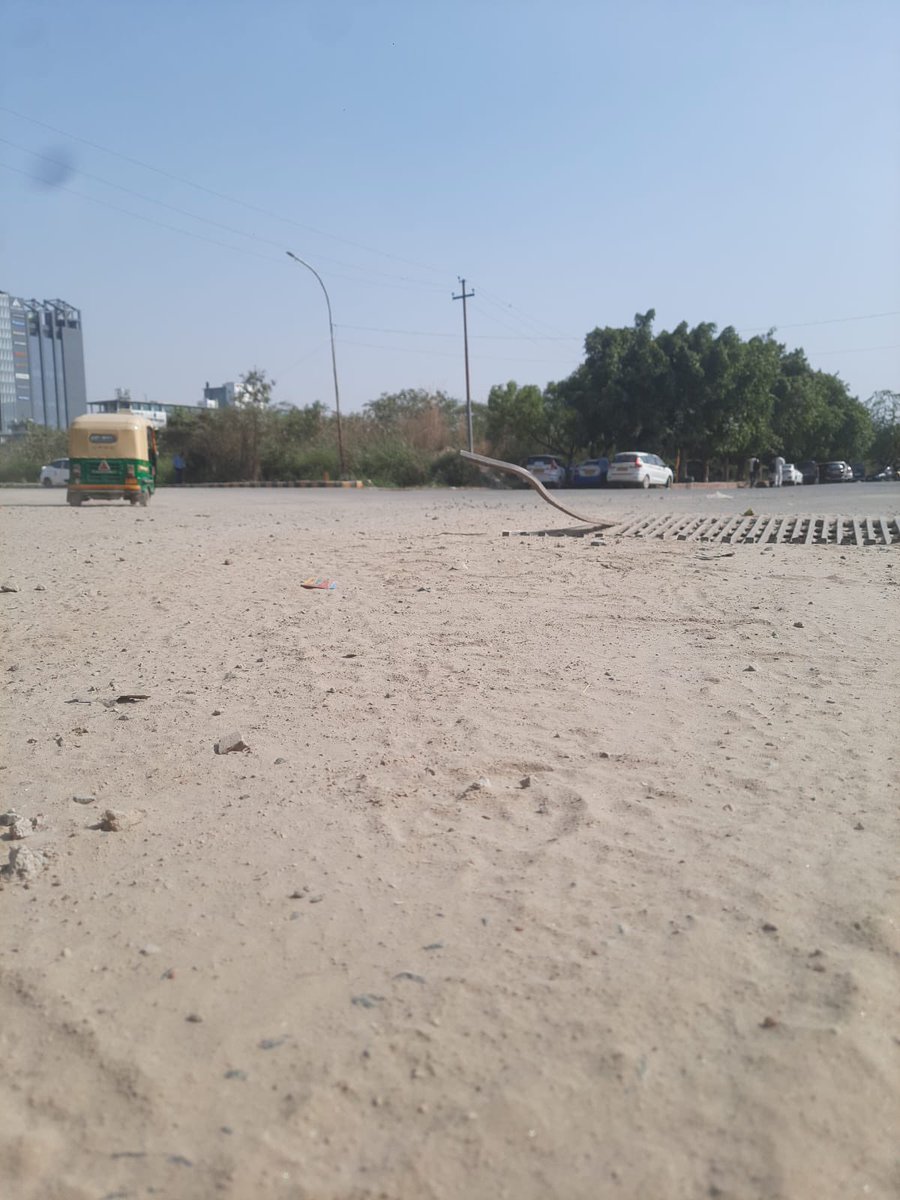 the_avid_trader's tweet photo. Urgent attention required @noida_authority @CeoNoida. This broken drainage grate has a sharp, protruding metal bar that poses a severe safety hazard for pedestrians and a puncture risk for vehicle.

Location Divider Road of Sec 94 &amp; Sec 124 in front of ATS knightsbridge
 #Noida https://t.co/Wor7jSQYgR