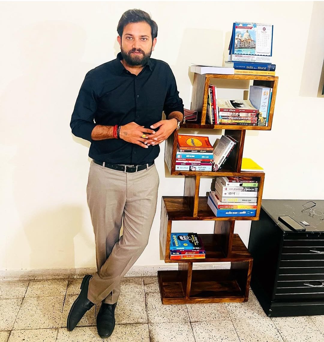 yugank321's tweet photo. @NaveenSirRWA जो कि एक बेहतरीन अध्यापक रहें,करोड़ो स्टूडेंट्स का विश्वास जीता उन्हें समाजवादी पार्टी को अपनी पार्टी के तरफ से शिक्षा मंत्री घोषित करदेना चाहिए यदि अगली सरकार उनकी बने तो। https://t.co/Xm0Vt5NdRA