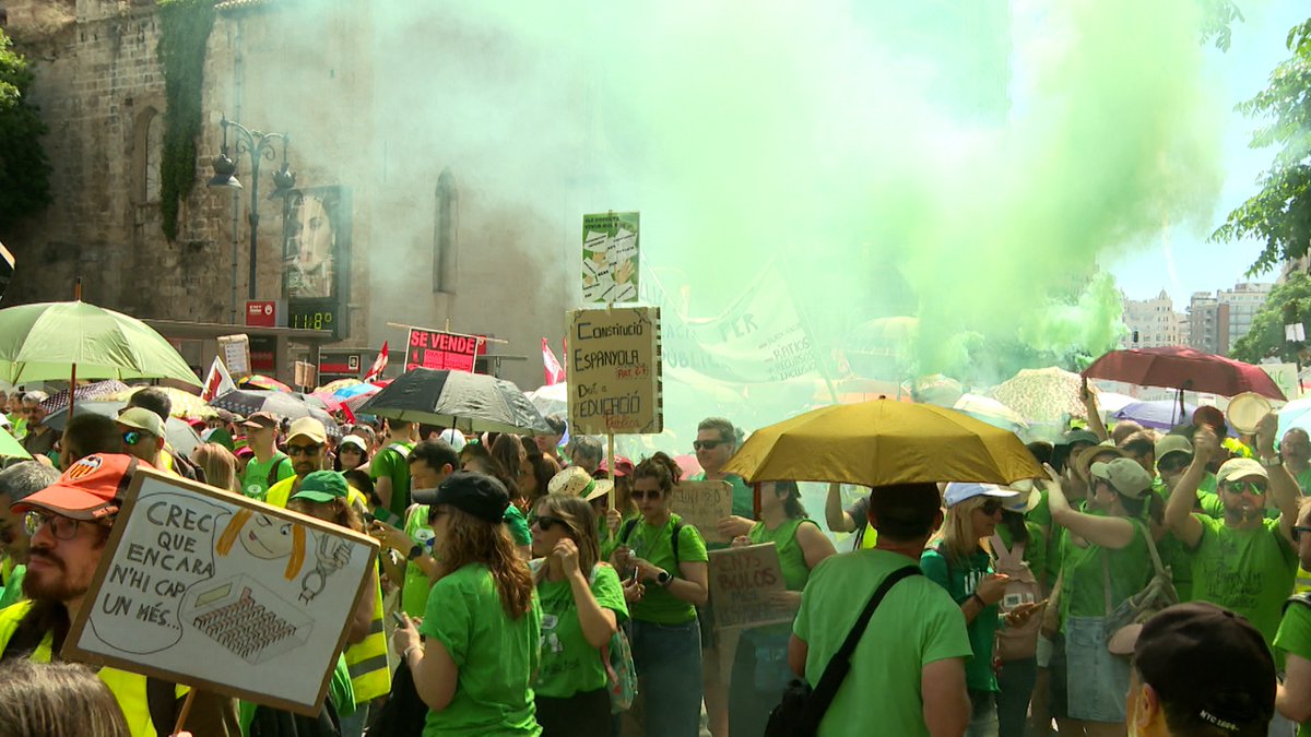 EPCValenciana's tweet photo. GALERÍA Profesorado en huelga recorre València hasta la Conselleria de Educación para demostrar que "aquí no se rinde nadie" 

https://t.co/cKhfa9Dx2U https://t.co/NpuBFbAo2A