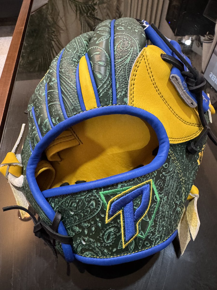 Vitor_ito's tweet photo. 新しいグローブ完成しました🇧🇷🔥

今回、GETさんとコラボして、
“ブラジルらしさ”をかなり意識して作りました。🇧🇷 https://t.co/EeVwzkR88a