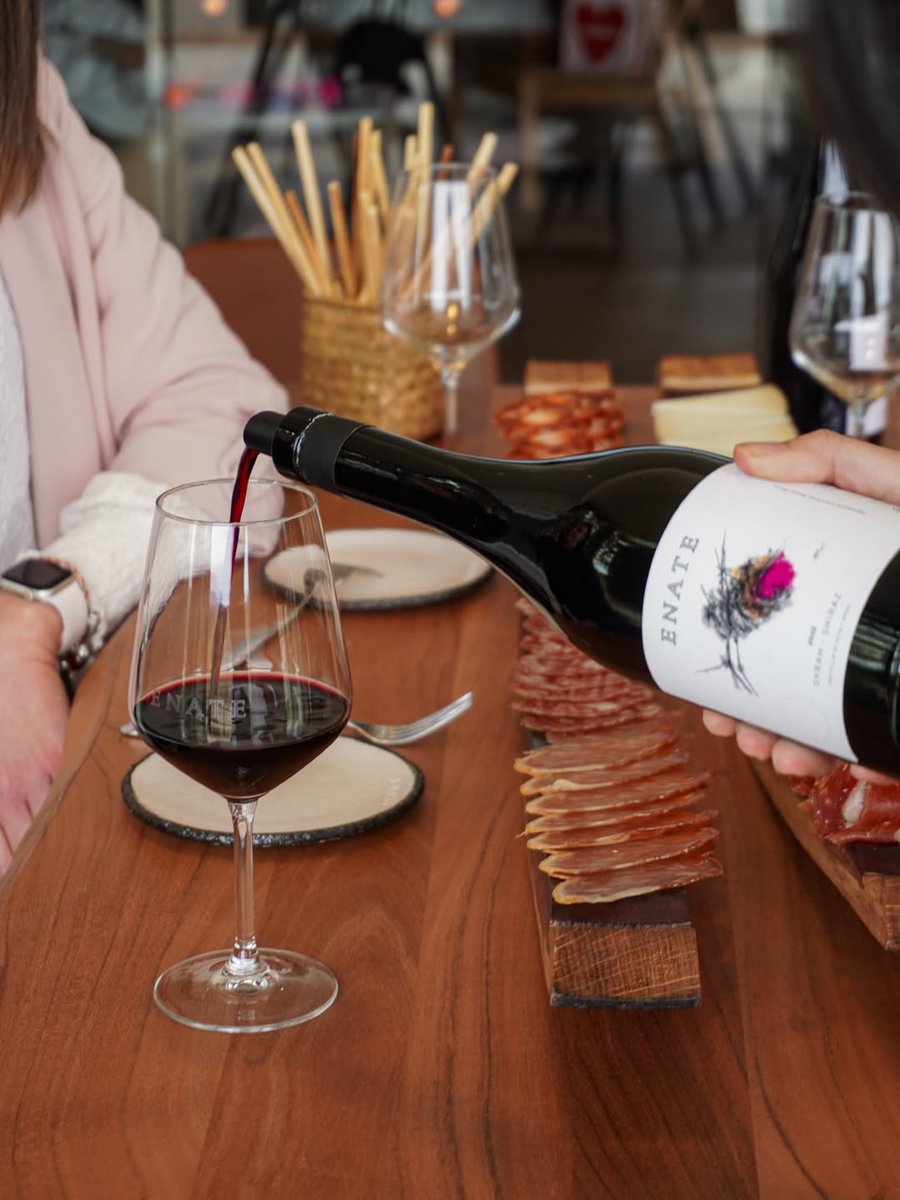 JDicoval's tweet photo. 🍷✨ A mitad de semana, un Enate Syrah-Shiraz no es un capricho, es la recompensa necesaria para recargar energías.

Un vino que no necesita presentación. Solo ser servido, compartido y sentido.

¿Ya tienes tu copa lista? 🍷

#ENATE #BodegaENATE #Dicoval https://t.co/d9F7JL1la8