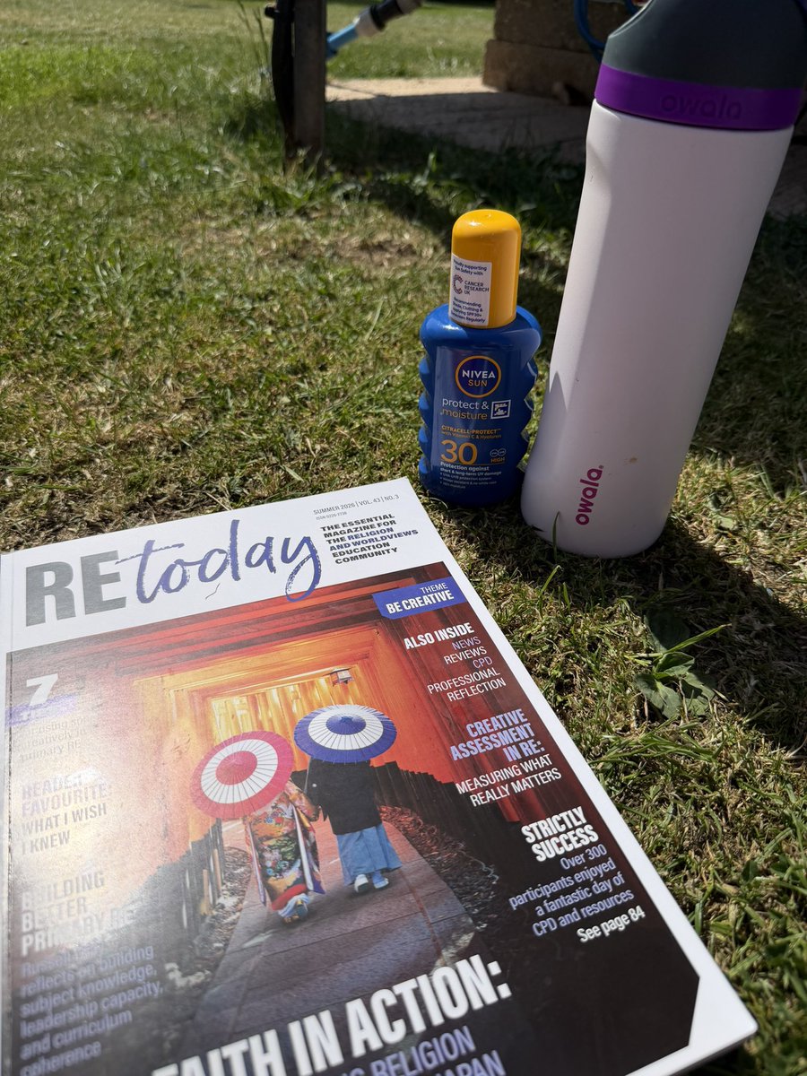 KatieKates_84's tweet photo. 29 degrees here…hydration, spf and @RE_Today mag are all a must! @NATREupdate https://t.co/gMKNjM74JQ