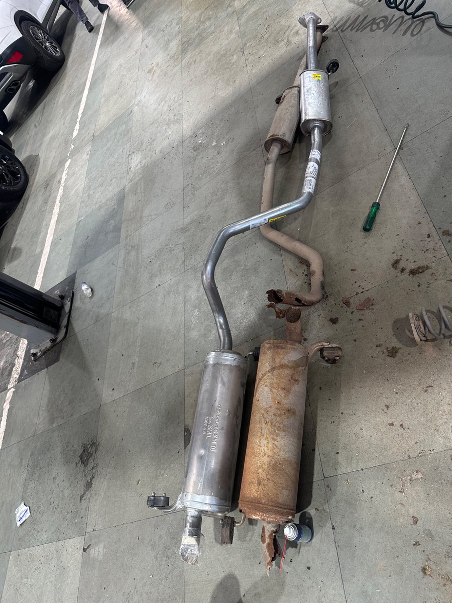 AarushiVatsayan's tweet photo. @kapsology @nitin_gadkari Hyundai Venue exhaust pipe/silencer had to be replaced, credits to Nitin Gadkari ji https://t.co/oaMniI2pdk