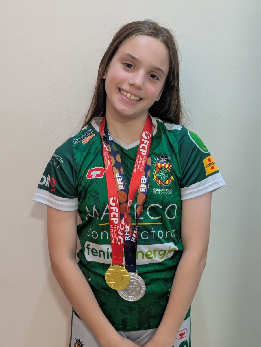 CMTVendrell's tweet photo. Aquest mes de maig ha estat molt especial per a la nostra alumna de 1r d'ESO Jana Tomàs. Amb el seu equip FEM13 es van proclamar Campiones de Catalunya i Subcampiones d'Espanya defensant els colors del Cerdanyola Club d'Hoquei. Sou molt grans, noies! Sentim un orgull immens,Jana! https://t.co/H6o6CsKnyx