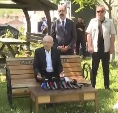 UlucU's tweet photo. 75 yaş üstü politikacılar için oturması gereken en uygun yer. https://t.co/MdgPSMlAMV
