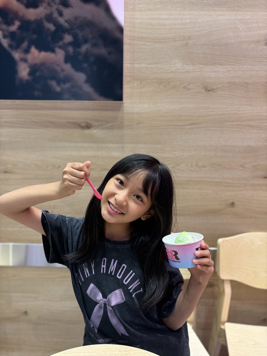 arias_model's tweet photo. こんばんは〜⭐️

暑いのでサーティワン🍨に行ってきた💕

ポッピングシャワーとベリーベリーストロベリー🍓とキウイ🥝のミックスを食べたよ😃

＃キッズモデル　＃アイドル　＃JK https://t.co/0lY8WJPcb9