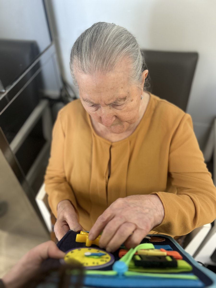 ResiAltosParque's tweet photo. En #AltosDeParquesol cada pequeño logro cuenta. 💙 Trabajamos la terapia ocupacional de forma individual con estimulación sensorial: paneles multisensoriales y masilla terapéutica para mejorar la percepción táctil y la pinza digital. ¡Por su autonomía y bienestar! 🧠💪 https://t.co/5F1iOlrHGL