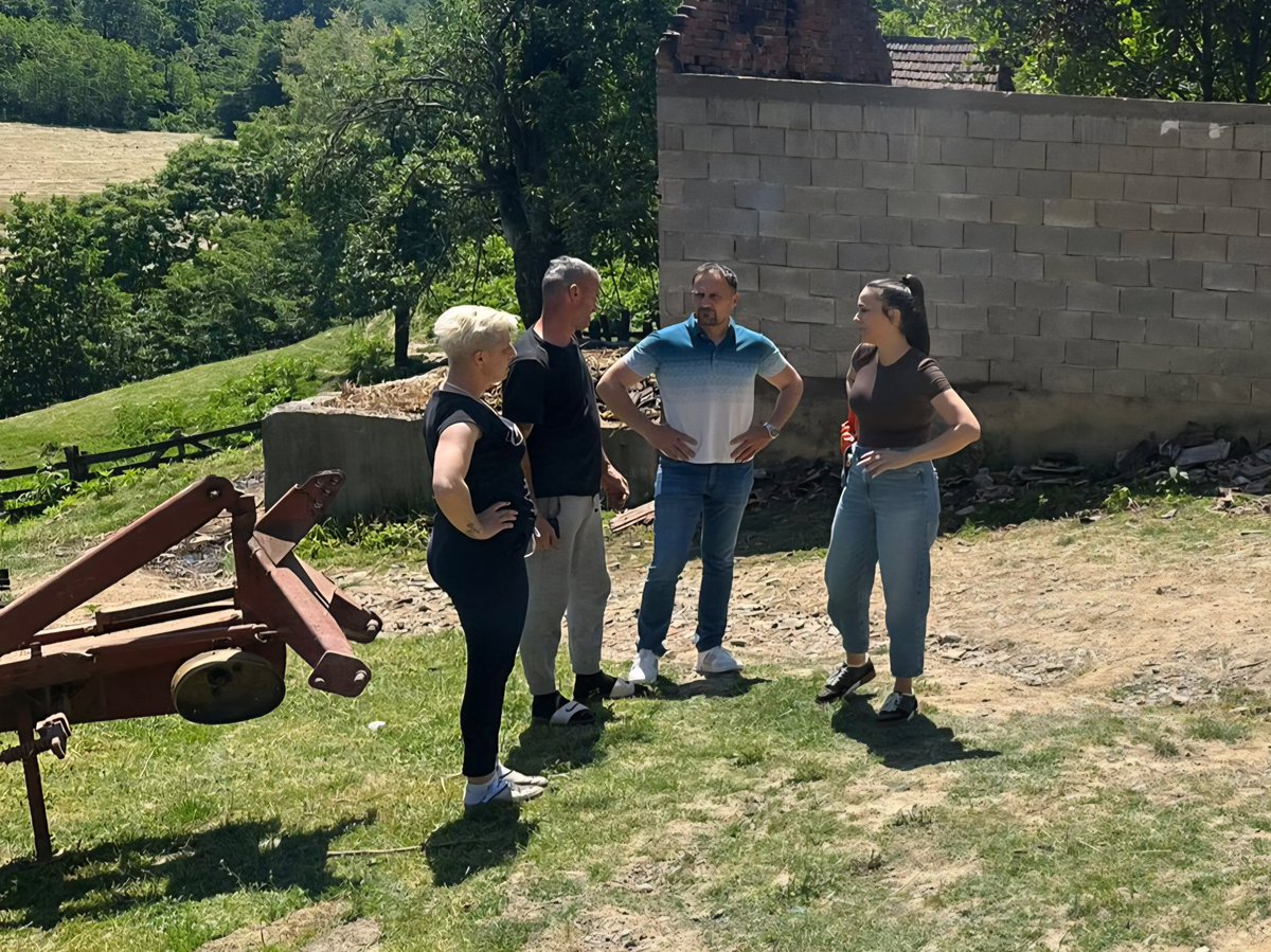 misicjovan's tweet photo. 🙏 Молба за помоћ 
Ноћас је код Пере Филиповића из Скугрића изгорјела штала у којој су страдала два бика, крава и теле.

Обишли смо породицу и молимо све који су у могућности да помогну колико могу — било новчано, било на други начин.

Контакт особа:
📞 065/595-168 Перо

Хвала унапријед свима који буду помогли! ❤️