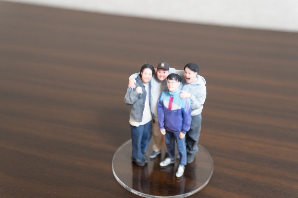 w_hgs_h's tweet photo. 家族(可愛がってる大阪後輩達)から送別品として自分達のフィギュアが届いたので東京に家族が揃いました https://t.co/8sWuB0F4WF