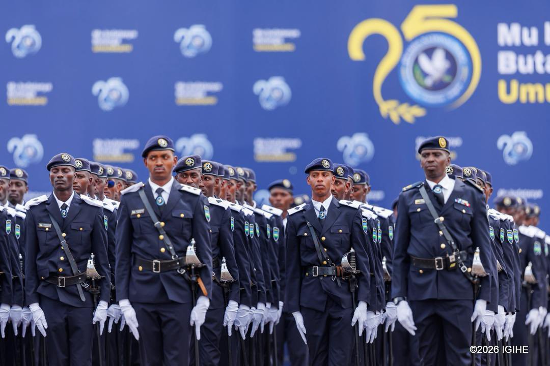 IGIHE's tweet photo. 🚨𝐀𝐌𝐀𝐊𝐔𝐑𝐔 𝐌𝐀𝐒𝐇𝐘𝐀🚨

Perezida Paul Kagame ari mu Ishuri ry’Amahugurwa rya Polisi rya Gishari mu Karere ka Rwamagana, ahari kubera ibirori byo kwinjiza abofisiye bato 436 muri Polisi y’Igihugu no kwizihiza imyaka 25 Polisi y’u Rwanda imaze ishyizweho.

📸: @kwzrherve https://t.co/kF2XecOMFa