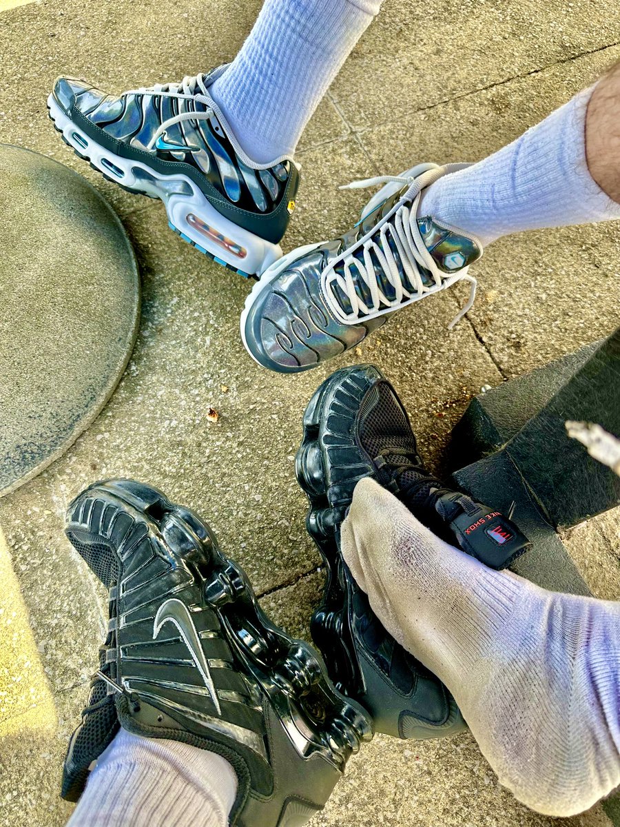 trainersniffer3's tweet photo. Who’s gettin under the table n sniffin while we drink our pints n smoke?! https://t.co/fZpsBKzYhy