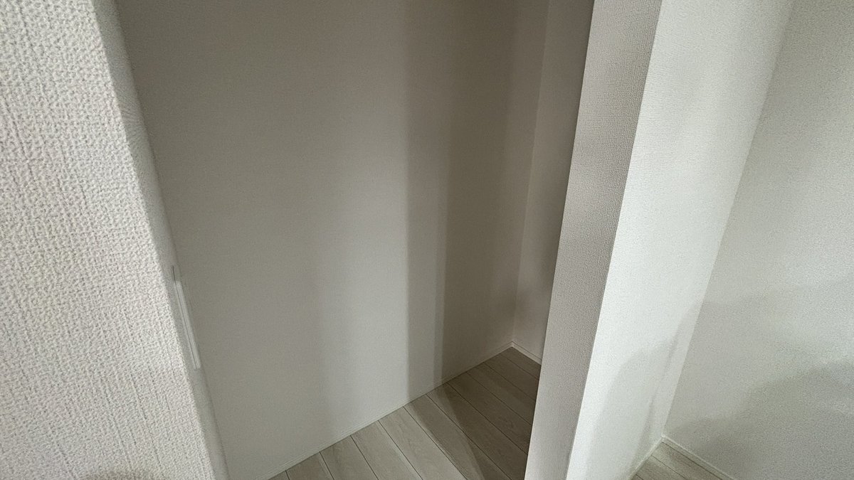 4500tate's tweet photo. 新築建物のキッチンの横にある1畳のパントリーをどうやって活用するか迷ってます😵‍💫

皆さんならどう活用しますか？教えて下さい🙇‍♂️ https://t.co/mfOjsDbfI6