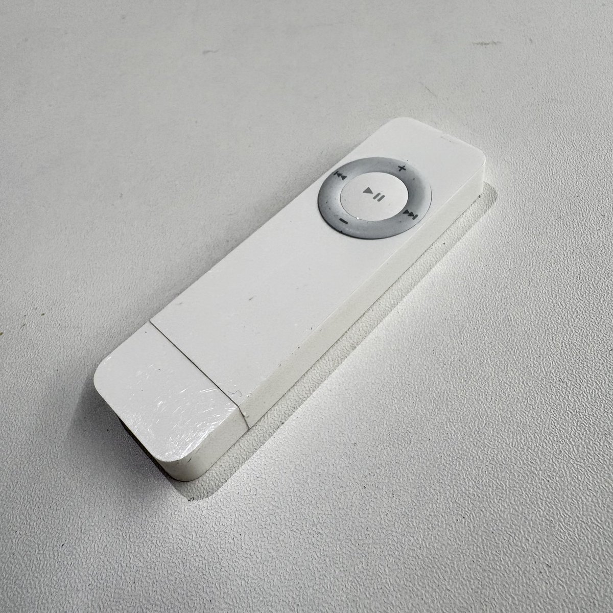 OKAZU3298's tweet photo. 今日はこちらで帰ります。
ストラップは昔つけてたんだけど出てこなかった
#iPodshuffle https://t.co/RZjxToS9gB