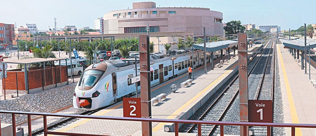 CapIvoire_Info's tweet photo. Côte d'Ivoire 🇨🇮 

🚄1 000 milliards FCFA pour un TGV Abidjan–Ferkessédougou : rêve ou projet réaliste ?

🗺️La Côte d’Ivoire inscrit dans son PND 2026-2030 un Train à Grande Vitesse de 640 km reliant Abidjan à Ferkessédougou via Yamoussoukro, Bouaké et Korhogo.

⚡ Ce que ça changerait :
🔹 Abidjan–Yamoussoukro en 45 minutes (au lieu de 2h30 aujourd’hui)
🔹 Liaison directe entre le Sud économique et le Nord agricole
🔹 Désengorgement d’Abidjan

💰 Budget : 1 000 milliards FCFA. 
Un Groupe consultatif (Banque mondiale, BAD, UE) se réunit les 8-9 juillet à Abidjan pour chercher les financements.

⚠️Le projet est encore au stade des études de faisabilité. Aucune date de démarrage, aucun partenaire technique choisi.

💬Selon vous, la Côte d’Ivoire peut-elle vraiment réaliser ce TGV d’ici 2030 ? Réaliste ou trop ambitieux ?

#CôteDIvoire #TGV #PND2026 #Infrastructure #Abidjan #Ferkessedougou
