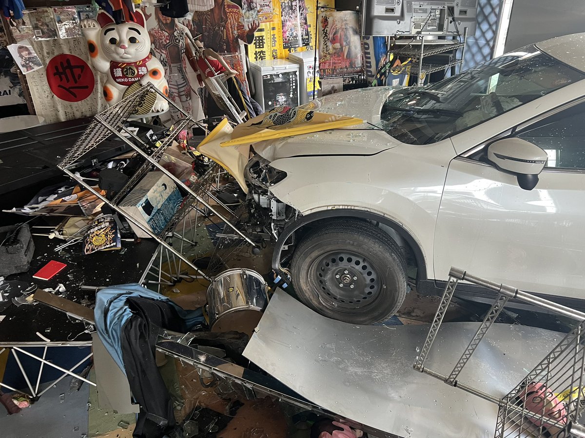 yana87R's tweet photo. 本日、5月27日開店24周年を迎えました！
皆様、ありがとうございます！
4月27日朝9時半頃に、スポーツcafeラウンド87に車が突っ込む事故が発生し、店内客席全損し休業中ですが、事故発生がGW中と、いうこともあり復旧が遅れています。

早期開店を目指して頑張って行きます！
 #ラウンド87 https://t.co/OhZNBoaQ8l