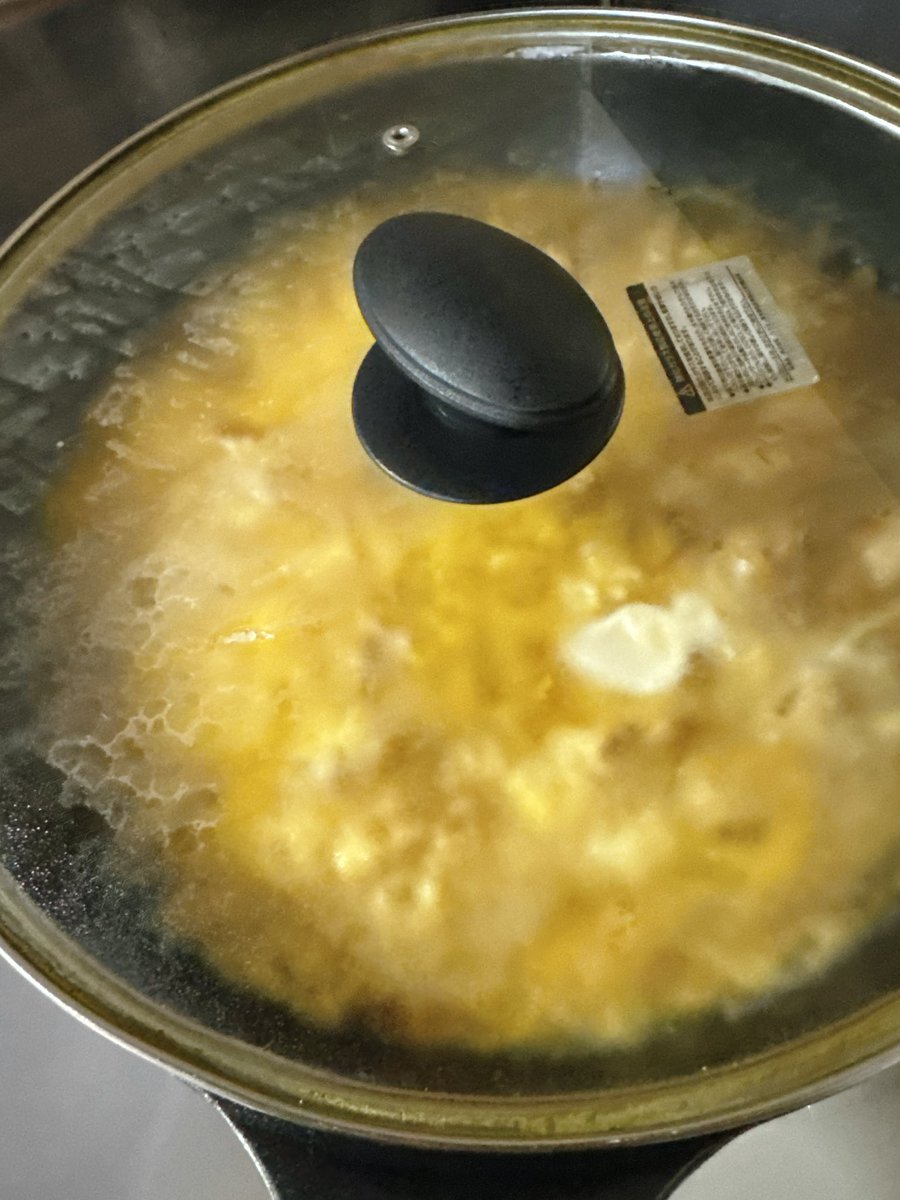 oshimuameri's tweet photo. 今夜は親子丼です。🥚🍚
卵2回に分けて入れて、最後に香り付けに醤油垂らしました。
夫のツマミなので、ご飯はなしです。
筋トレはお休み。
9時間も立ってた😅
その割に消費カロリー少な！
 #晩ごはん https://t.co/nHiB5Jc62E