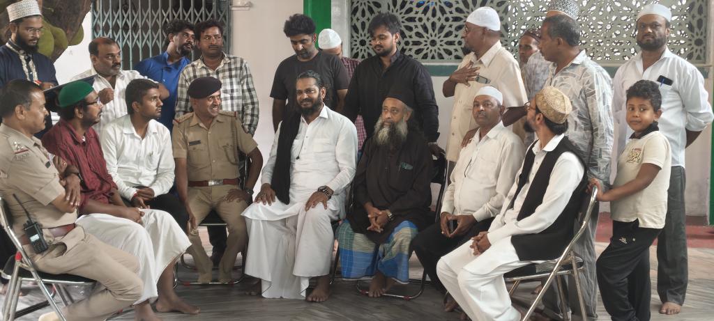 kaajuking's tweet photo. ಶಾಂತಿ ಮತ್ತು ಸೌಹಾರ್ದತೆಯ ಹಬ್ಬಕ್ಕೆ ಸಿದ್ಧತೆ!
ಹಜರತ್ ಸೈಯದ್ ಯಾಕೀನ್ ಶಾ ವಾಲಿ (ಆರ್.ಎ) ದರ್ಗಾದಲ್ಲಿ,
ಬಕ್ರೀದ್ ಹಬ್ಬದ ಹಿನ್ನೆಲೆಯಲ್ಲಿ ಮುಂಜಾಗ್ರತಾ ಕ್ರಮಗಳ ಕುರಿತು ದರ್ಗಾದ ಆವರಣದಲ್ಲಿ ಹಾಜ್ರತ್ ರವರು ಹಾಗೂ ವಿಧಾನಸೌಧ ಪೊಲೀಸ್ ಠಾಣೆಯ ಪಿ.ಎಸ್.ಐ ಅಧಿಕಾರಿಗಳಾದ ಶ್ರೀ ಕಲ್ಲುಕೊಟ್ಟಪ್ಪ, ಶ್ರೀ ನಾಗರಾಜ್ ಹಾಗೂ ಎ.ಎಸ್.ಐ ನವೀನ್ ಕೆ ಎಸ್, https://t.co/vT1lecXWsP
