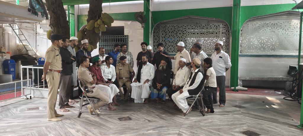 kaajuking's tweet photo. ಶಾಂತಿ ಮತ್ತು ಸೌಹಾರ್ದತೆಯ ಹಬ್ಬಕ್ಕೆ ಸಿದ್ಧತೆ!
ಹಜರತ್ ಸೈಯದ್ ಯಾಕೀನ್ ಶಾ ವಾಲಿ (ಆರ್.ಎ) ದರ್ಗಾದಲ್ಲಿ,
ಬಕ್ರೀದ್ ಹಬ್ಬದ ಹಿನ್ನೆಲೆಯಲ್ಲಿ ಮುಂಜಾಗ್ರತಾ ಕ್ರಮಗಳ ಕುರಿತು ದರ್ಗಾದ ಆವರಣದಲ್ಲಿ ಹಾಜ್ರತ್ ರವರು ಹಾಗೂ ವಿಧಾನಸೌಧ ಪೊಲೀಸ್ ಠಾಣೆಯ ಪಿ.ಎಸ್.ಐ ಅಧಿಕಾರಿಗಳಾದ ಶ್ರೀ ಕಲ್ಲುಕೊಟ್ಟಪ್ಪ, ಶ್ರೀ ನಾಗರಾಜ್ ಹಾಗೂ ಎ.ಎಸ್.ಐ ನವೀನ್ ಕೆ ಎಸ್, https://t.co/vT1lecXWsP