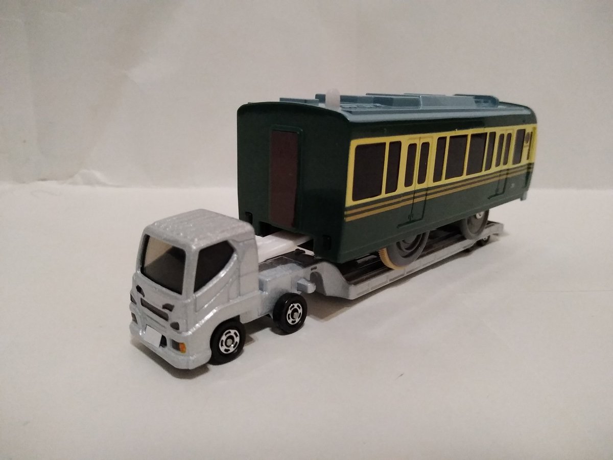 Ricky62057321's tweet photo. トミカ・プラレール
トレーラーで鉄道車両を運びます。
🚛
江ノ電　700形 https://t.co/lX3h87MydB