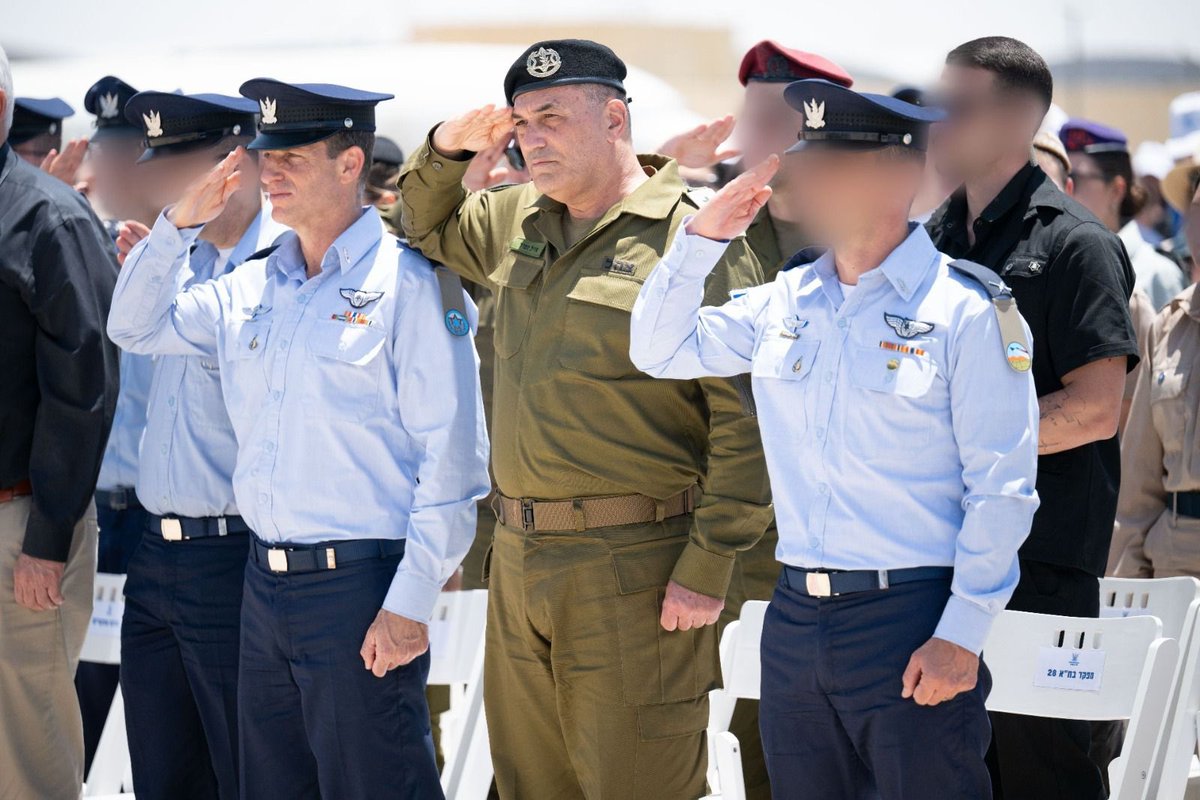 IAFsite's tweet photo. ״יותר דלק, יותר מטען, רחוק יותר, מאפשר יותר"
טקס קליטה של מטוס התדלוק והתובלה הראשון מסוגו בחיל-האוויר התקיים היום (ד׳) בראשות הרמטכ״ל, רב-אלוף אייל זמיר, ומפקד חיל-האוויר, אלוף עומר טישלר. המטוס, מדגם בואינג KC-46 ״גדעון״, נחת היום בבסיס נבטים ונקלט בטייסת התדלוק החדשה שנפתחה בשבוע שעבר.
לכתבה המלאה: https://t.co/RHhnJEj4JP