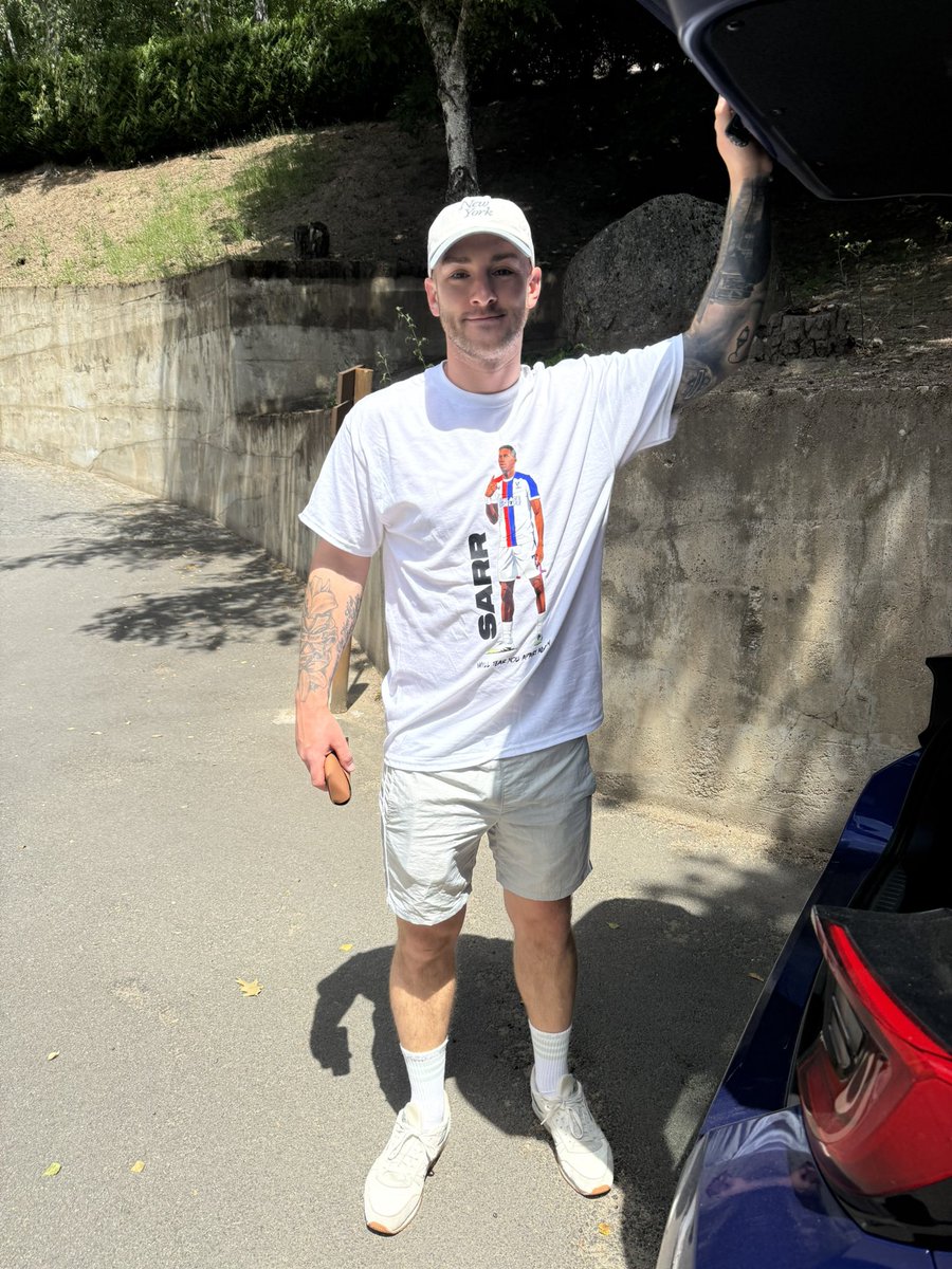AMezzela's tweet photo. Repping the @pnm1979 merch today in Porto…gotta be done! ❤️💙 #CPFC https://t.co/bxtlWGwz9M