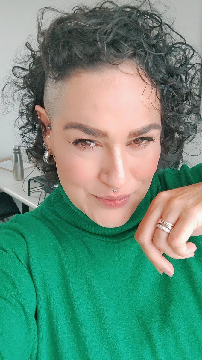 LaraLaravilha's tweet photo. Bombombom diaaaa Pessoas Mastigáveis da Lara 💚 
Olha a gente no meio do gás 😬
Hoje teremos um dia corrido por aqui, mas acordei inspirada 😏
E vcs? Caso não estejam, bora de amor líquido matinal e fazer o dia acontecer 💚 https://t.co/zwCD1BheEH