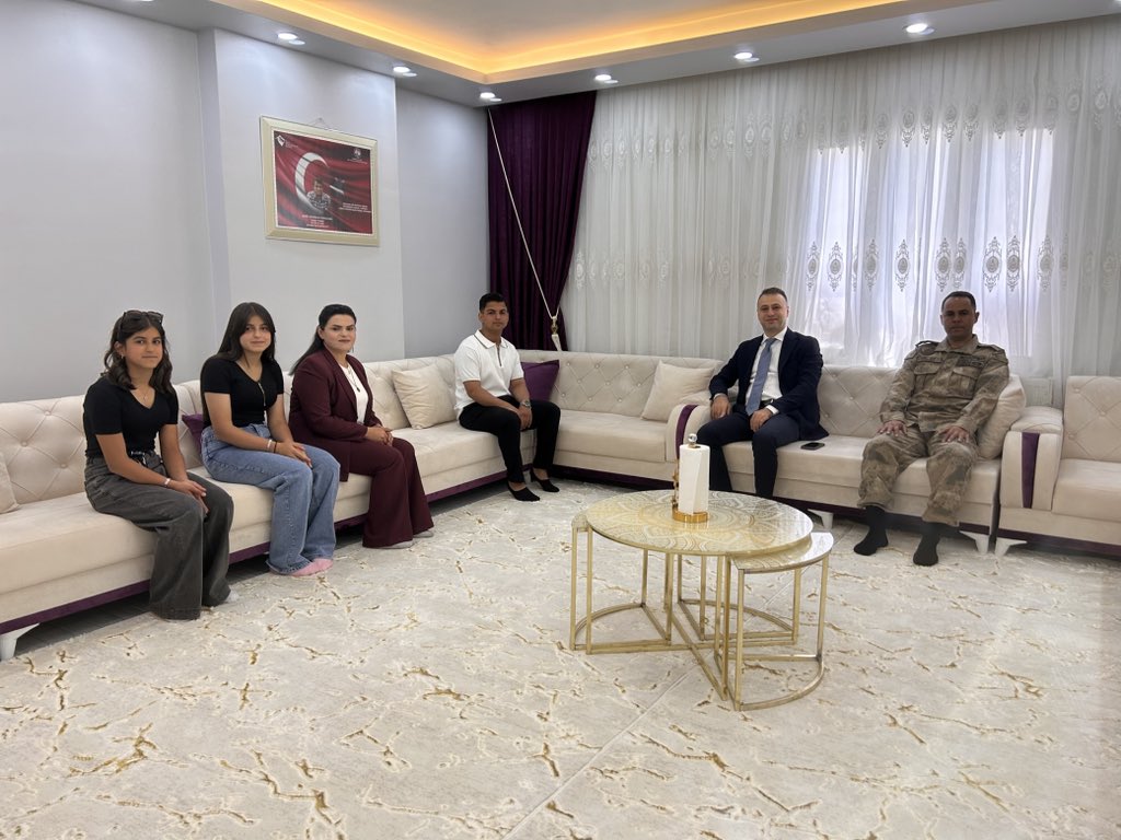 uluderekm's tweet photo. Kaymakamımız Sayın Ekrem Ender ERGÜN; 

Kurban Bayramı vesilesiyle Şehit Güvenlik Korucusu Cihangir YILMAZ’ın bizlere mirası olan ailesini ziyaret etti. Kaymakamımız tüm Aziz Şehitlerimize Allah’tan rahmet diledi. https://t.co/N2zLsWn39g
