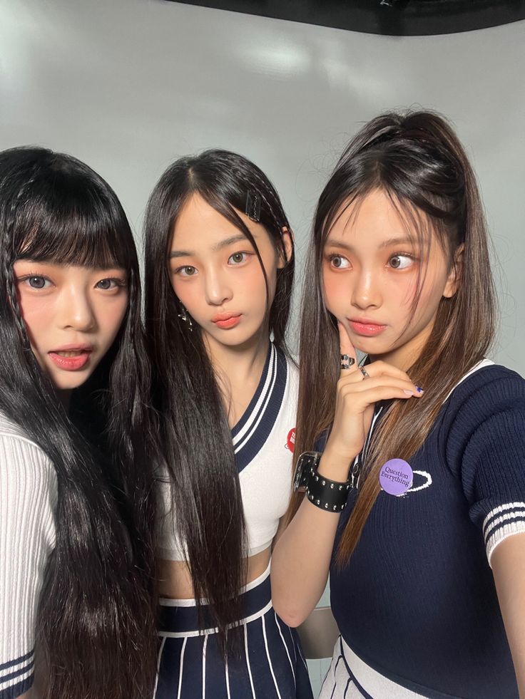 STRAYJEANScom's tweet photo. hyungs, unnies, maknaes https://t.co/9bGUTvUmON