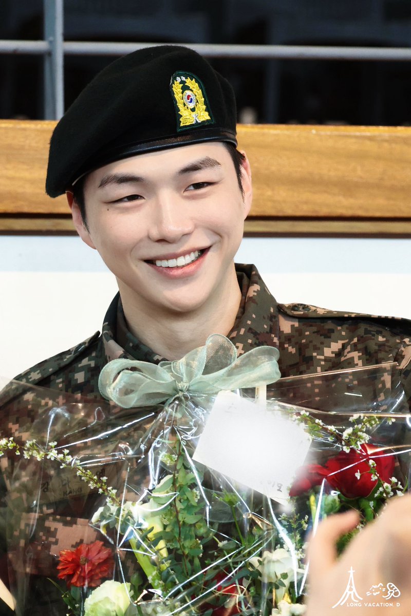 Maebelline1210's tweet photo. 260527 All of Daniel 1952 hrs kst 

🐶 Congratulations to everyone who graduated today 🙏
And I apologize for not being able to take photos with your families🙏

I'm telling you, I can't take pictures!!!! I can't take them, everyone!! I'm not a celebrity, I was forcibly converted to a soldier, so you have to wait a bit until my next promotion.

Anyways recently Korean weather service is really bad at predicting the weather. I thought I wouldn’t be working out today since it was supposed to rain this morning, but we ended up running 2km anyway. Thank you weather! My thighs said thanks to you guys. 

Btw, I‘m the slowest runner in my group. But my time for 3km is 12 minutes 3 seconds they are all monsters lol. One person was lifting over 500kg in the three main lifts, like really, gees

First of all
oh wait I was speaking in English
so let me tell you something.
my army ‘buddy’ is .. he was former national rugby player LOL

Ah, I’m easily over the 300kg on the big three too haha
Just a little humble brag 
Have a great Thursday everyone

(He is the cutest he is chatting with us a bit more cuz he feels bad for not taking pictures? 😆🐶💕