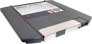 Deh_Haagh's tweet photo. !! Gezocht !! (Delen is lief)
Voor het mini museum op mijn werk ben ik op zoek naar 1 of 2 #zipdisk schijven.
Ze hoeven niet meer te werken, het gaat er alleen om dat ik ze aan leerlingen kan laten zien.
Het apparaat zelf heb ik al, helaas dus zonder schijf(jes). https://t.co/g9Ukm8F0qL