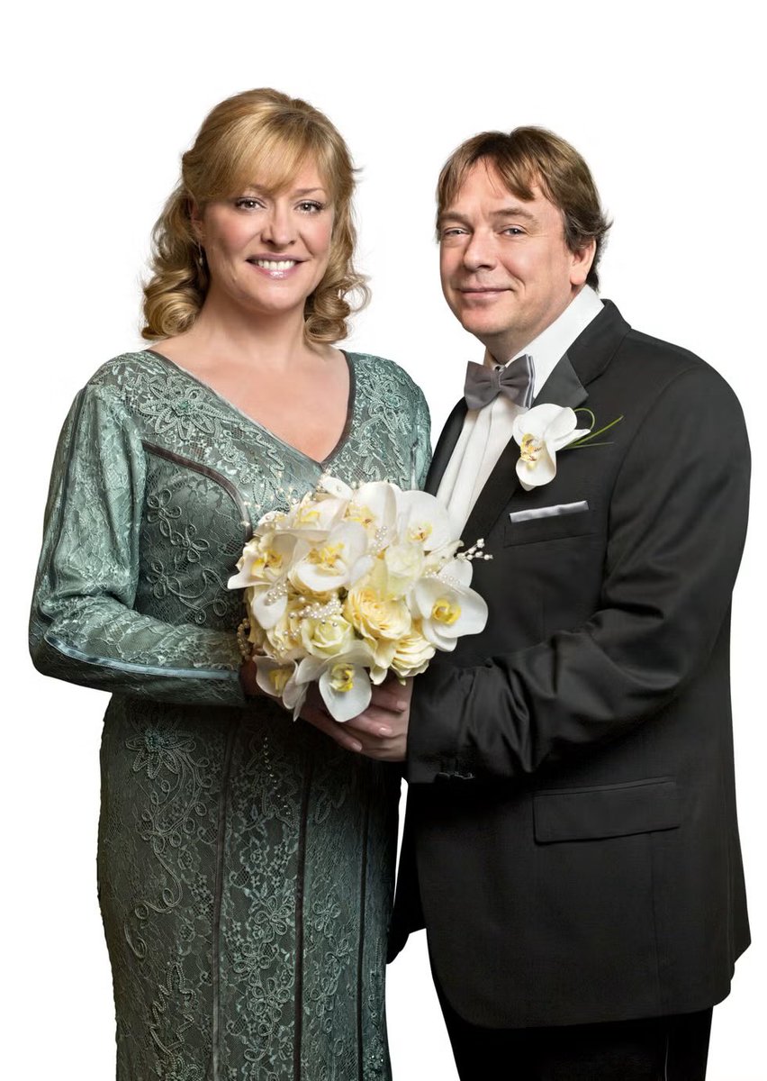 shirlpuzz's tweet photo. Always thinking about Jane Beale’s revolting wedding dress which was “inspired by the river Thames”. The stunning piece of art now hangs lifelessly in the V&amp;A Museum https://t.co/EV0SwHUCBu