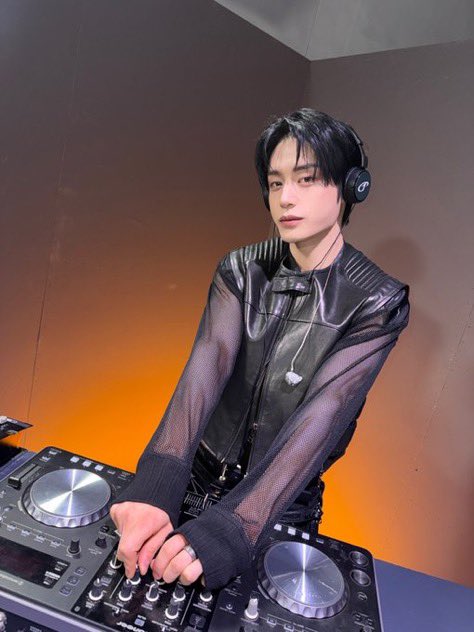 jiioong's tweet photo. UP the beat! DJ Woong is here. promise you i will did it really well so don't think that i might ruin your beat😼 https://t.co/FRgA0VcVyV